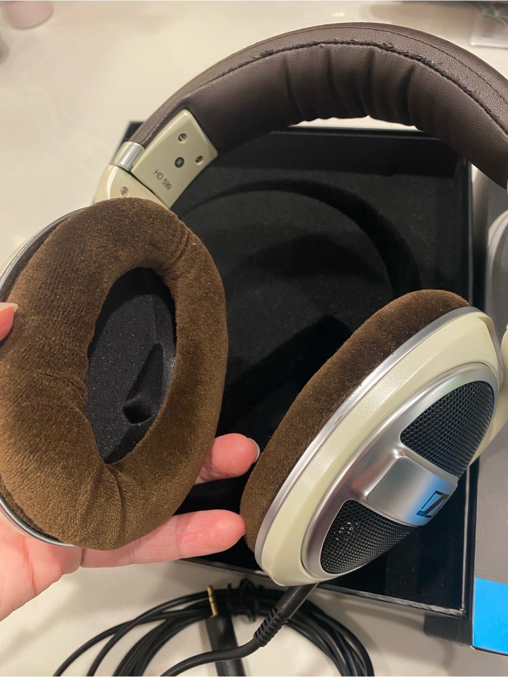 Sennheiser HD 599 Over-Ear Headphones in White and Brown - Picture 3 of 9